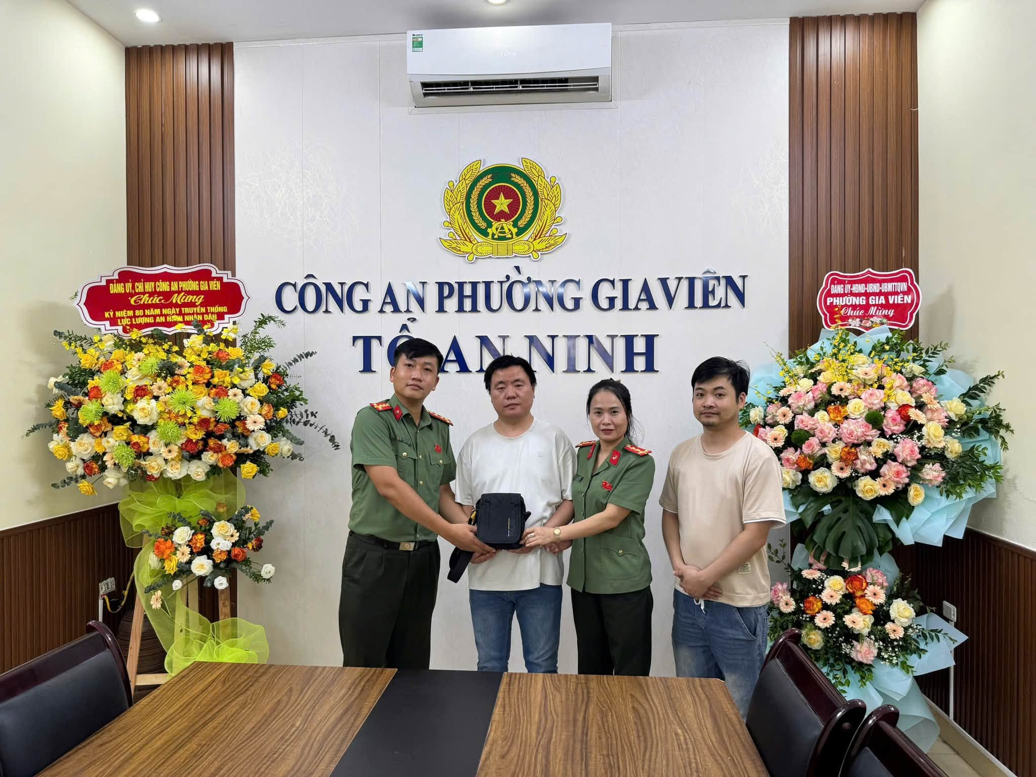Công an phường Gia Viên kịp thời trao trả tài sản cho công dân nước ngoài